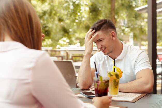 Pareja teniendo problemas de relación, hablando en un café