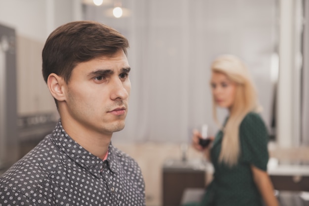 Pareja teniendo problemas de relación