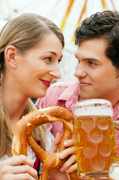 Pareja en una tienda de cerveza