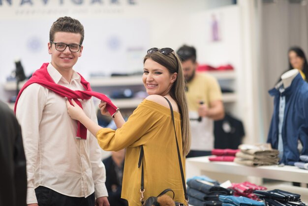 Foto pareja en la tienda de ropa