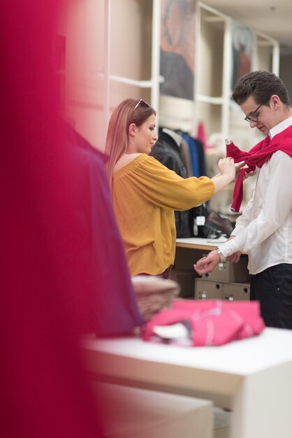 pareja en la tienda de ropa