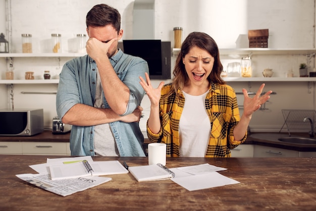 La pareja tiene un problema con las facturas