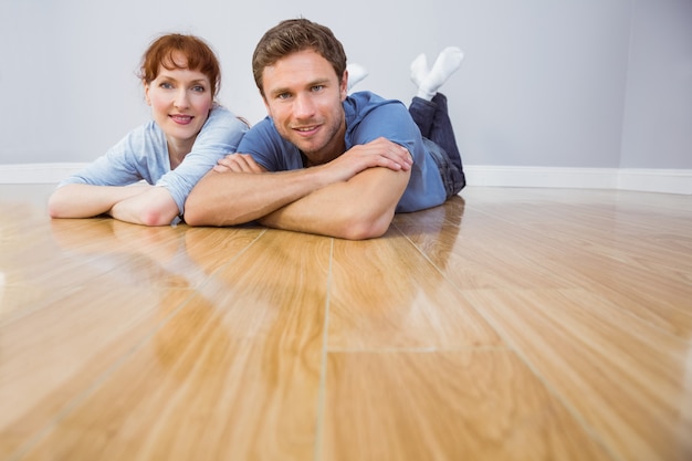 Pareja, tirado en el piso