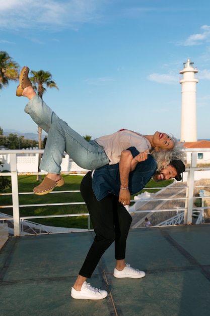 Pareja de tiro completo en el faro.