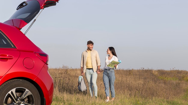 Pareja de tiro completo con mapa al aire libre