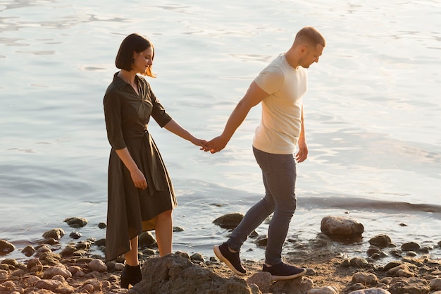 Foto pareja de tiro completo tomados de la mano