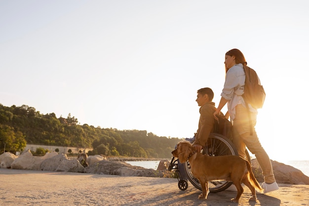 Foto pareja de tiro completo viajando juntos