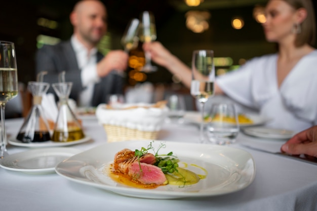 Foto pareja de tiro medio almorzando en un restaurante de lujo