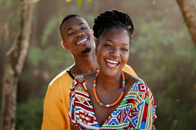 Foto pareja de tiro medio con atuendo nativo