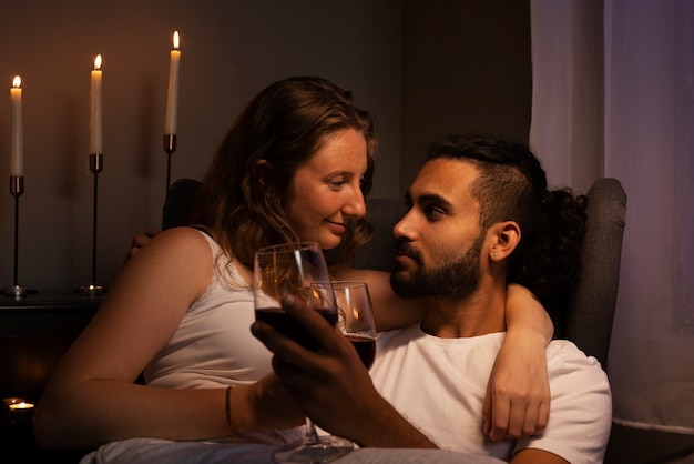 Foto pareja de tiro medio bebiendo vino