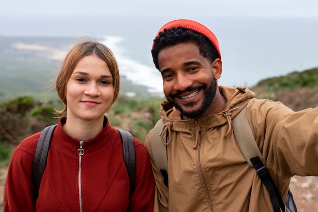 Pareja de tiro medio caminando juntos