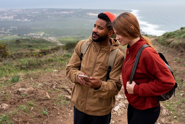 Pareja de tiro medio caminando juntos