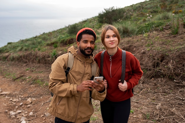 Pareja de tiro medio caminando juntos