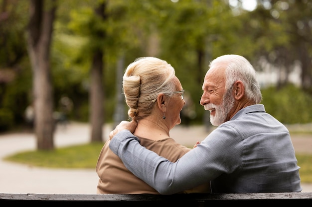 Foto pareja de tiro medio charlando fuera