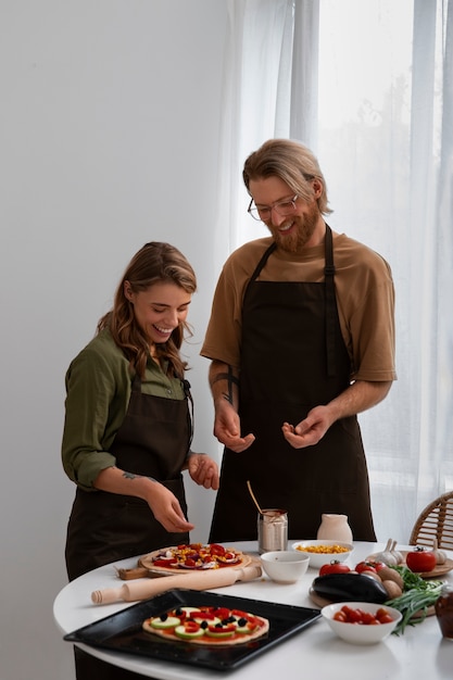 Foto pareja de tiro medio cocinando juntos