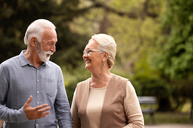 Pareja de tiro medio cogidos de la mano