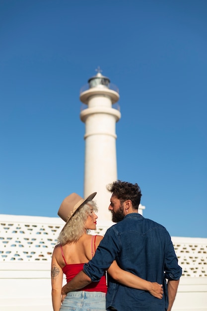 Foto pareja de tiro medio en el faro.