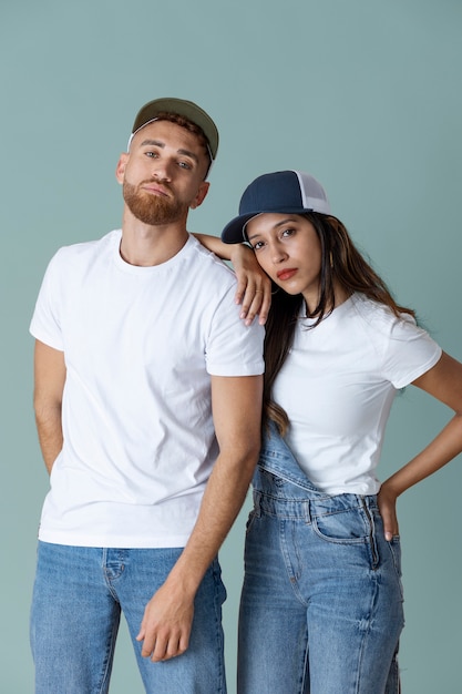 Pareja de tiro medio con gorras de camionero