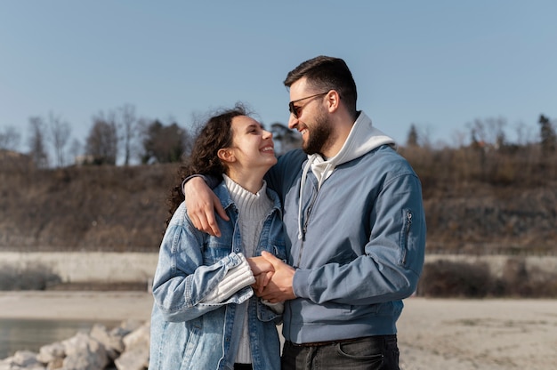 Pareja de tiro medio mirándose