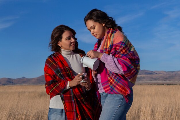 Foto pareja de tiro medio pasando tiempo al aire libre