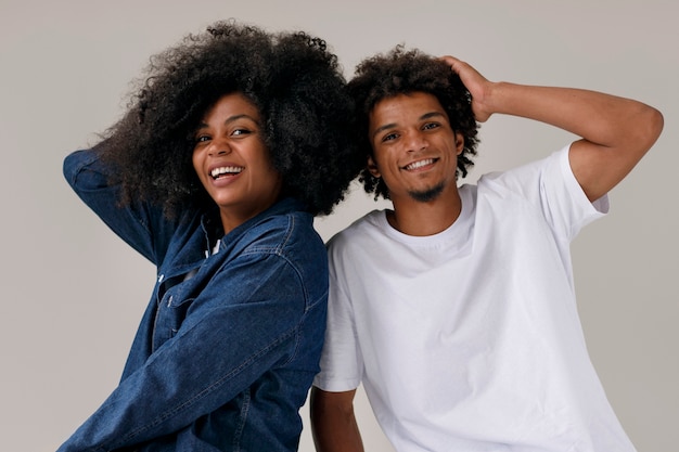 Pareja de tiro medio con peinados afro