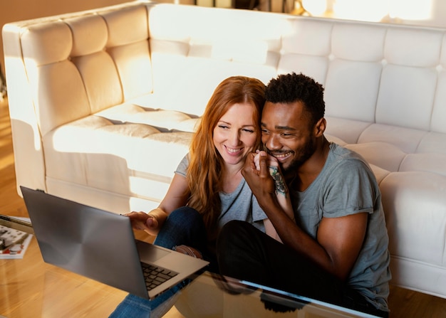 Foto pareja de tiro medio riendo