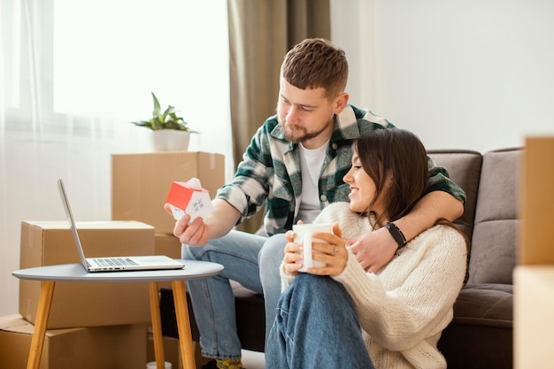 Foto pareja de tiro medio con taza