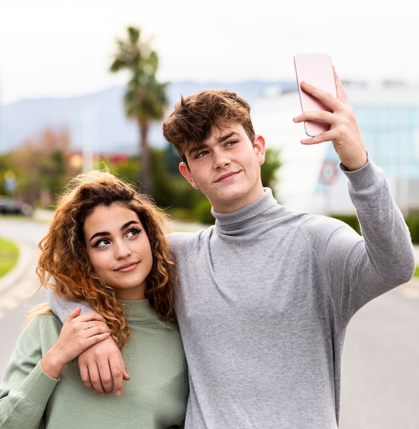 Foto pareja de tiro medio tomando selfie juntos