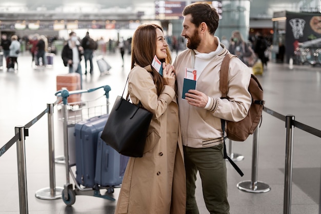 Foto pareja de tiro medio viajando