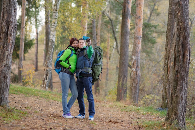 Pareja, toma, selfie, en el estacionamiento