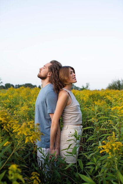 Foto pareja tomados de la mano al aire libre vista lateral