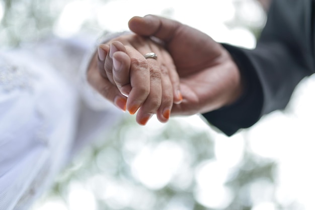 Foto una pareja tomados de la mano. concepto romántico.