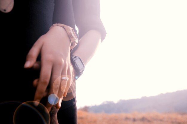 Foto una pareja tomados de la mano. concepto romántico.