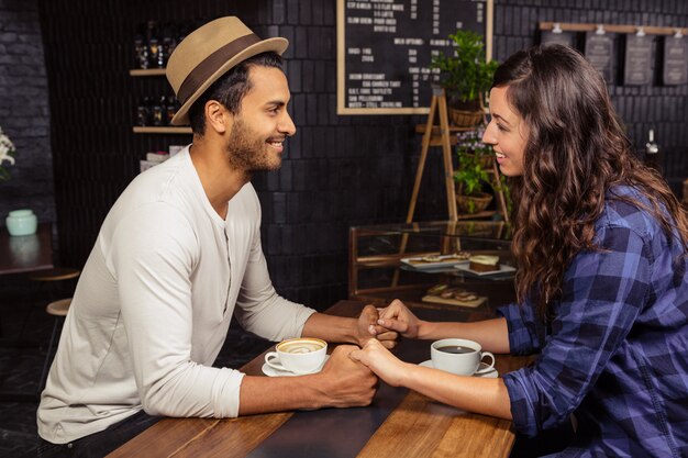 Foto pareja tomados de la mano