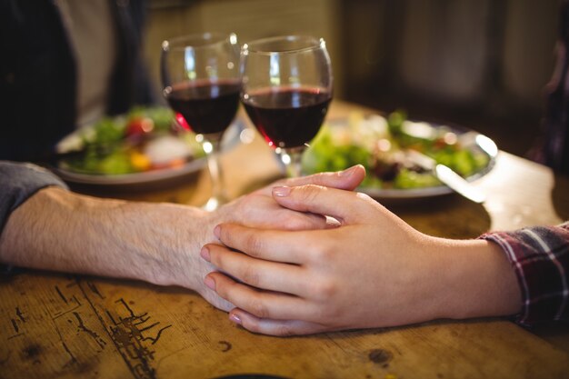 Foto pareja tomados de la mano