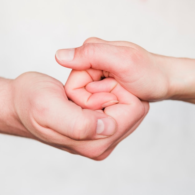 Pareja tomados de la mano