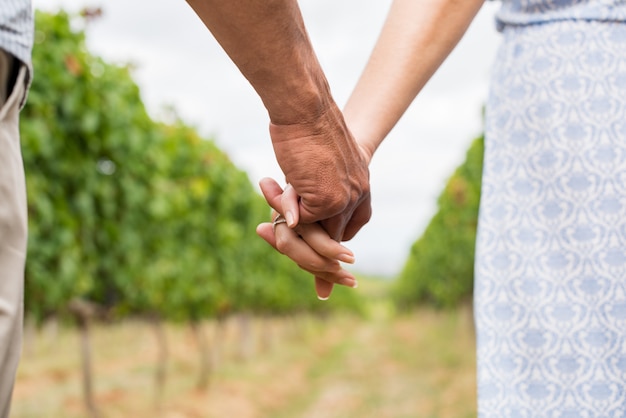 Pareja tomados de la mano