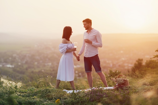 pareja tomados de la mano