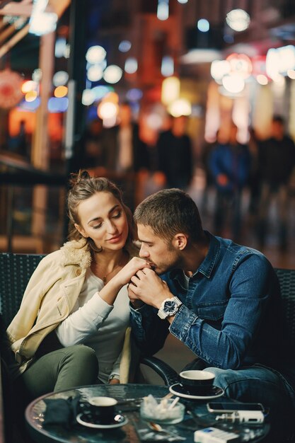 pareja tomando café afuera