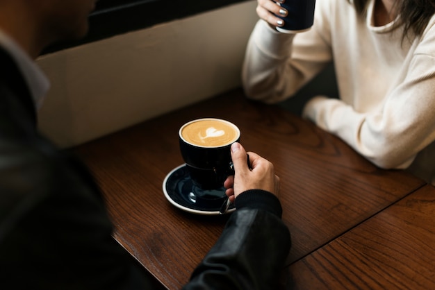 Pareja tomando café en una cafetería