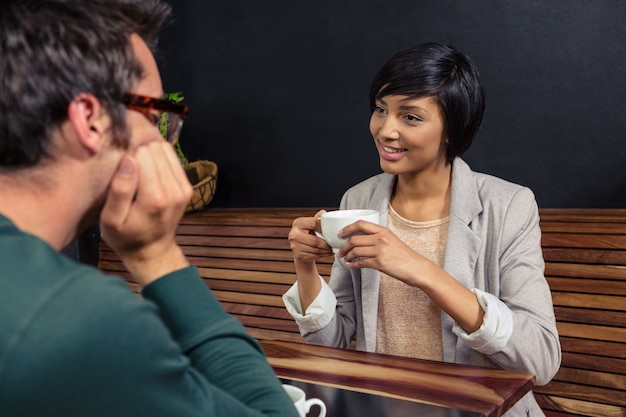 Pareja tomando un café juntos