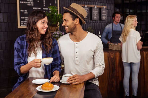 Foto pareja tomando café