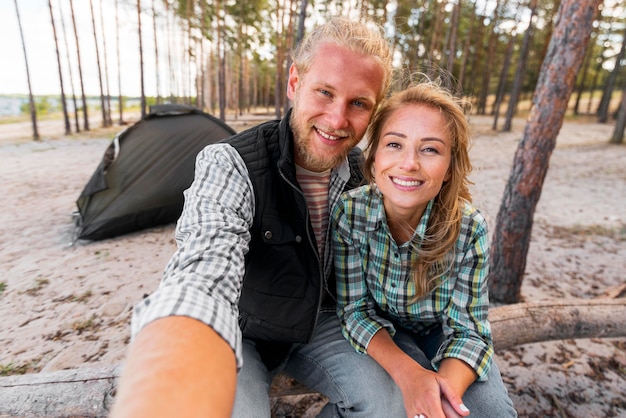 Foto pareja tomando una foto del uno mismo en la naturaleza