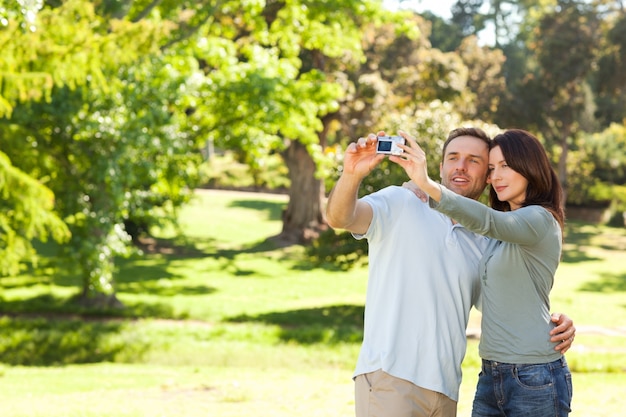 Pareja tomando una foto de sí mismos en el parque