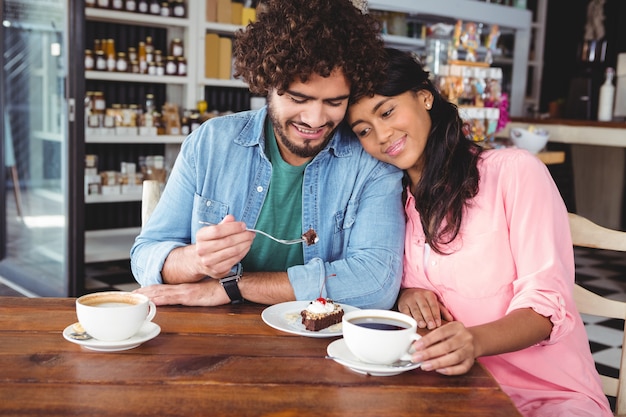 Pareja tomando postre y café