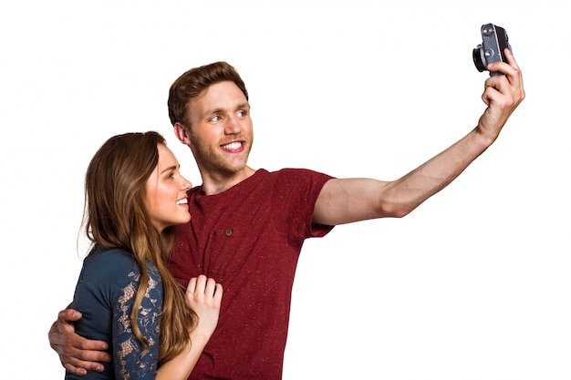 Pareja tomando selfie con cámara digital