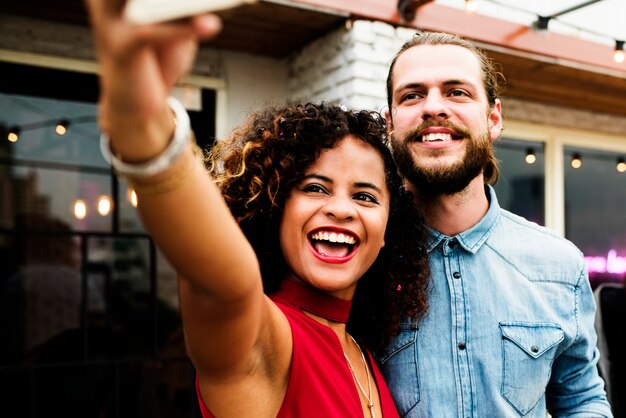 Pareja tomando selfie en una fiesta