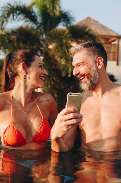 Pareja tomando una selfie en una piscina