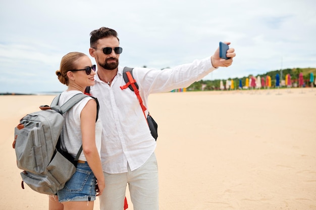 Pareja tomando selfie en la playa