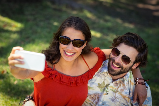 Pareja tomando selfie con teléfono móvil